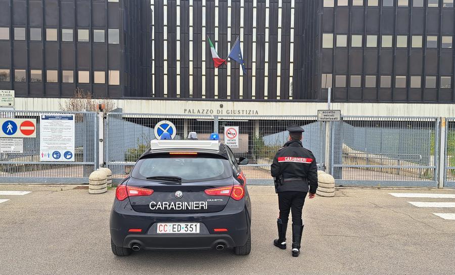 Reggio Emilia, sale in auto al parcheggio di un supermercato e si trova un uomo che vuole stuprarla: arrestato 55enne per violenza sessuale