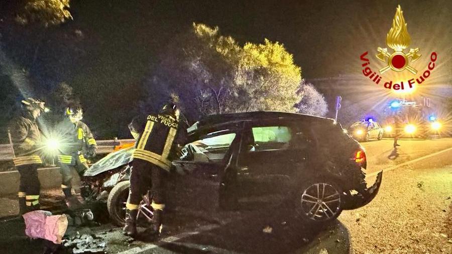 Sbatte sul guard rail con l’auto sulla 125 in direzione Olbia: conducente in ospedale, strada bloccata per qualche ora
