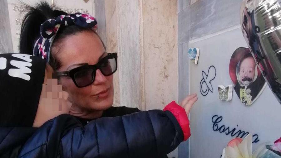 Lisa De Gregori davanti alla tomba di Cosimo insieme all’altro figlio in una foto da lei concessa