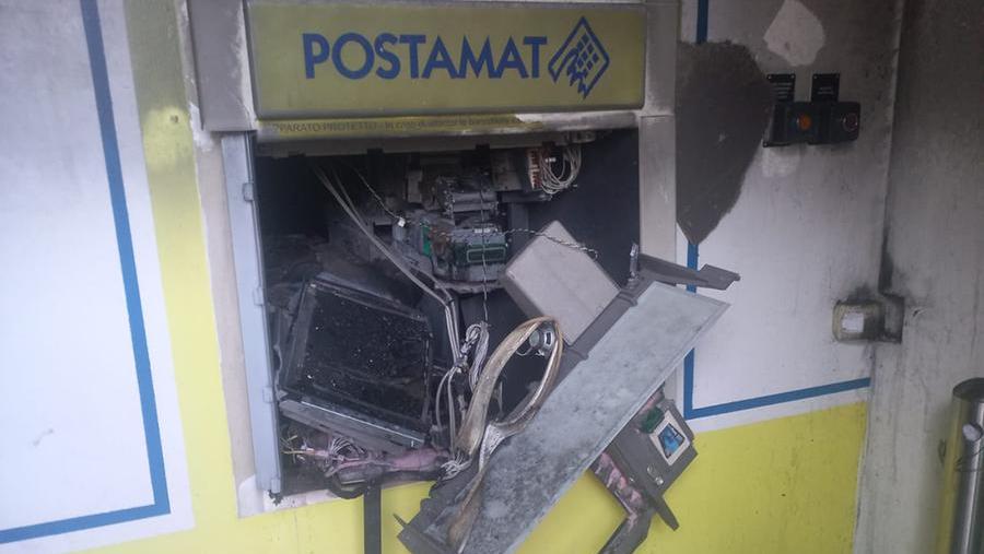 Il bancomat fatto saltere (foto Franco Silvi)