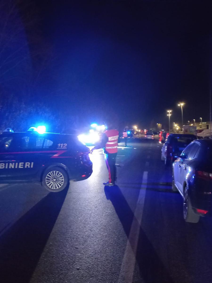 
	I rilievi dei carabinieri sul luogo dell'incidente mortale in via Puccini

