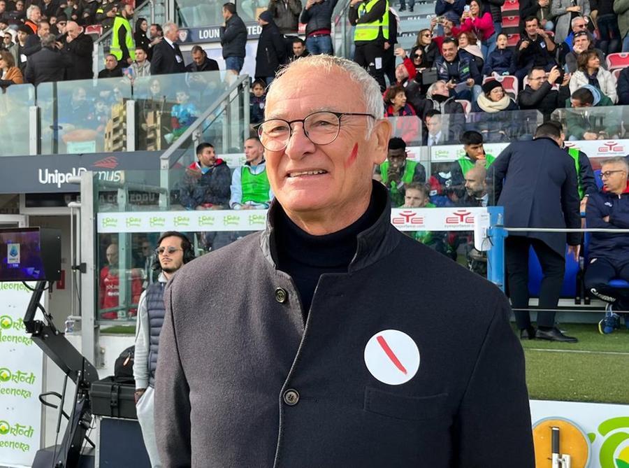 
	Claudio Ranieri con il simbolo della lotta contro la violenza sulle donne&nbsp;in campo a Cagliari nella partita col Monza <em>(foto Mario Rosas)</em>

