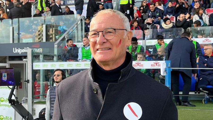 
	Claudio Ranieri con il simbolo della lotta contro la violenza sulle donne&nbsp;in campo a Cagliari nella partita col Monza <em>(foto Mario Rosas)</em>

