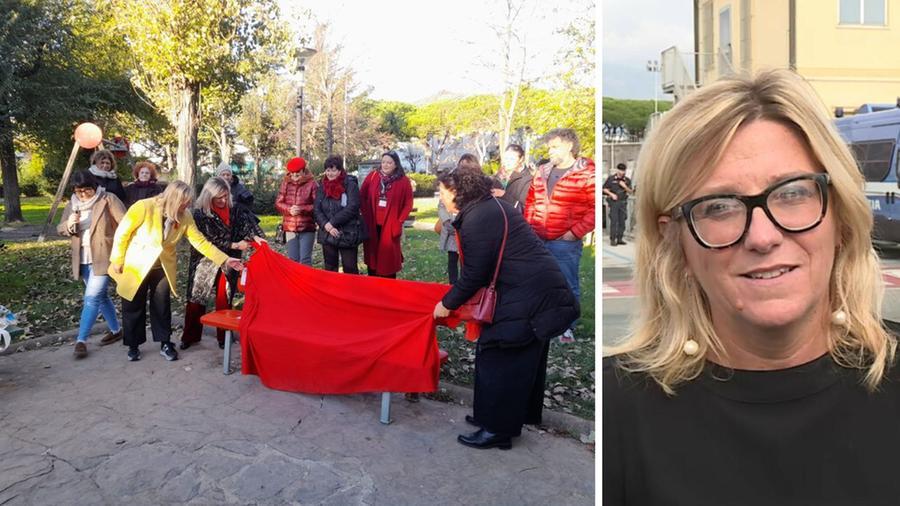 
	L'inaugurazione di una nuova panchina rossa e la sindaca di Carrara, Serena Arrighi

