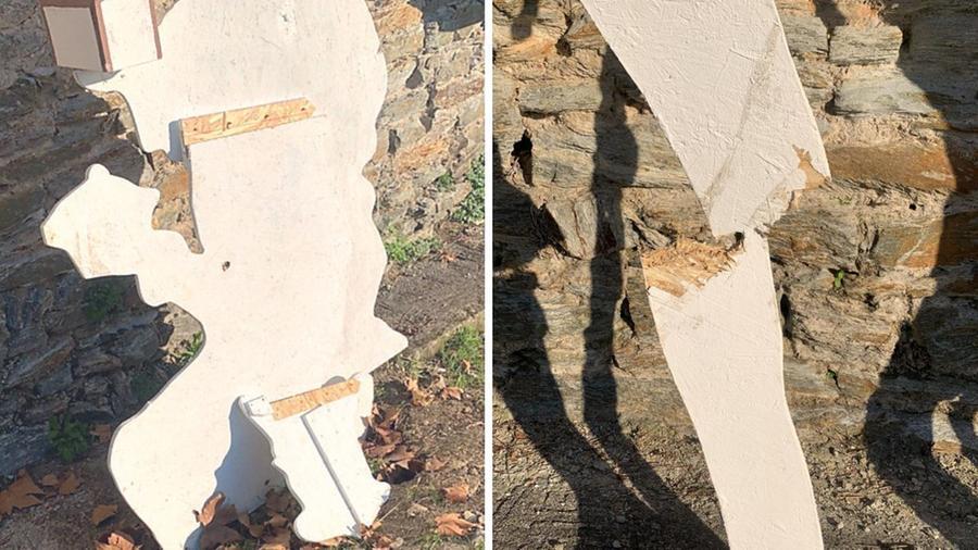 
	Due figure del presepe rotte dai vandali

