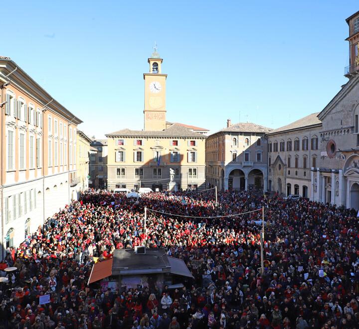 La marea rossa invade Reggio e grida «Mai più»