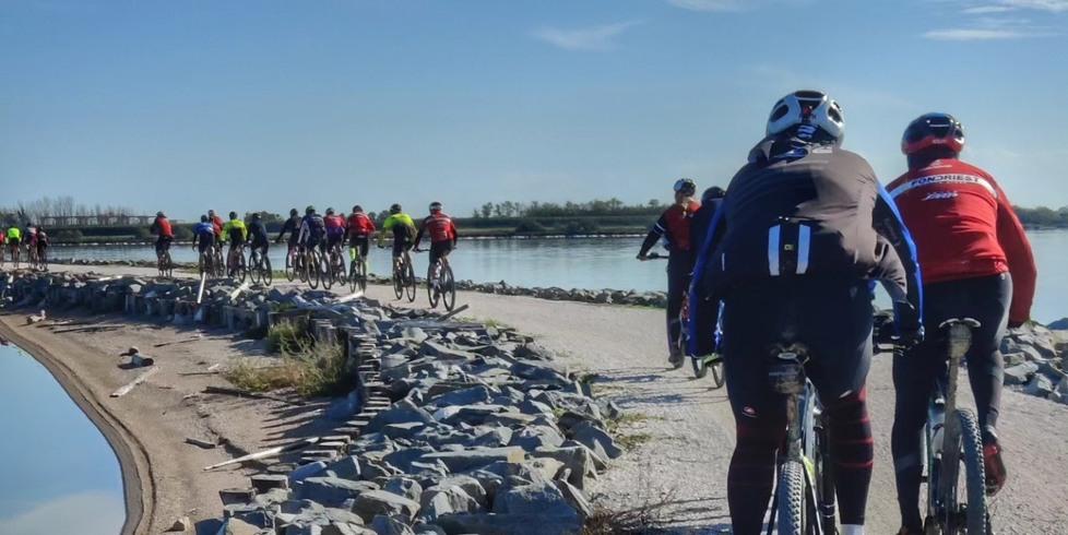 Volano, i cicloturisti “invadono” l’oasi: «Ma qui in bici non si può entrare»