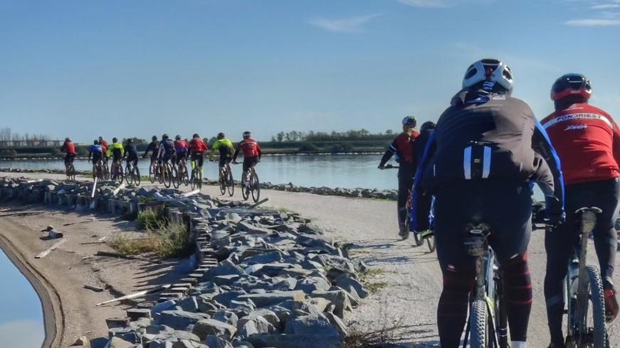 Volano, i cicloturisti “invadono” l’oasi: «Ma qui in bici non si può entrare»