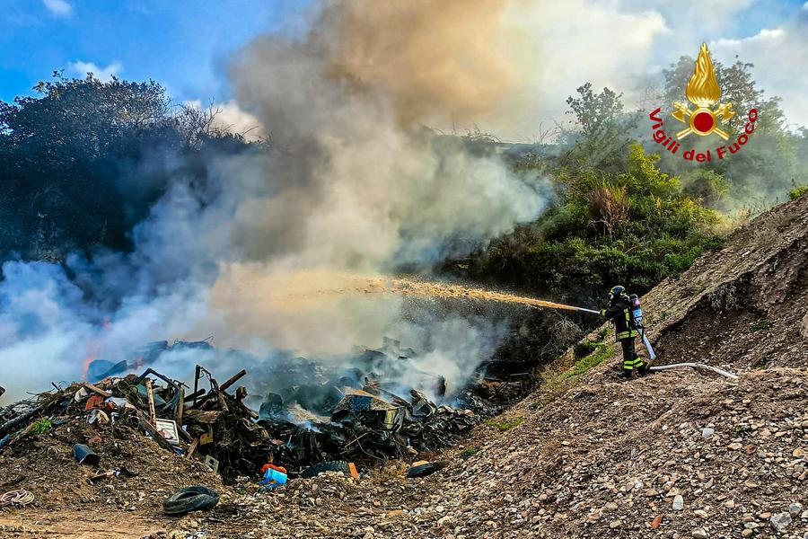 
	I Vigili del fuoco in azione nella discarica

