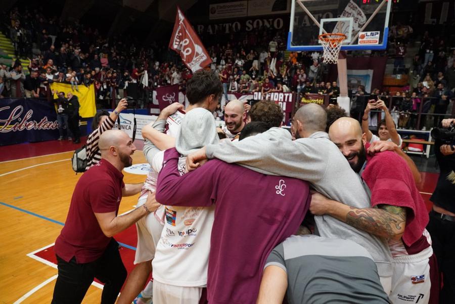 
	La Libertas festeggia la vittoria contro Fiorenzuola (foto Silvi)

