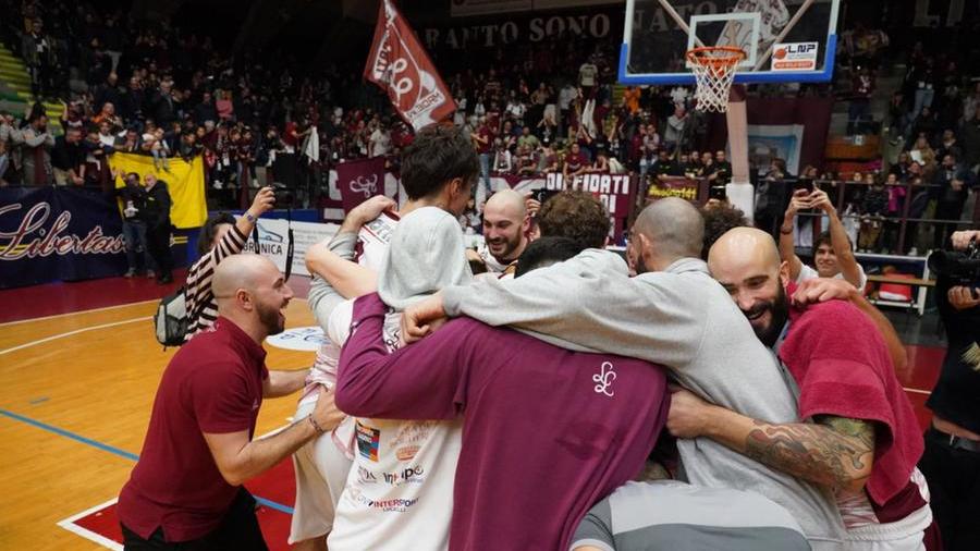 La Libertas festeggia la vittoria contro Fiorenzuola (foto Silvi)