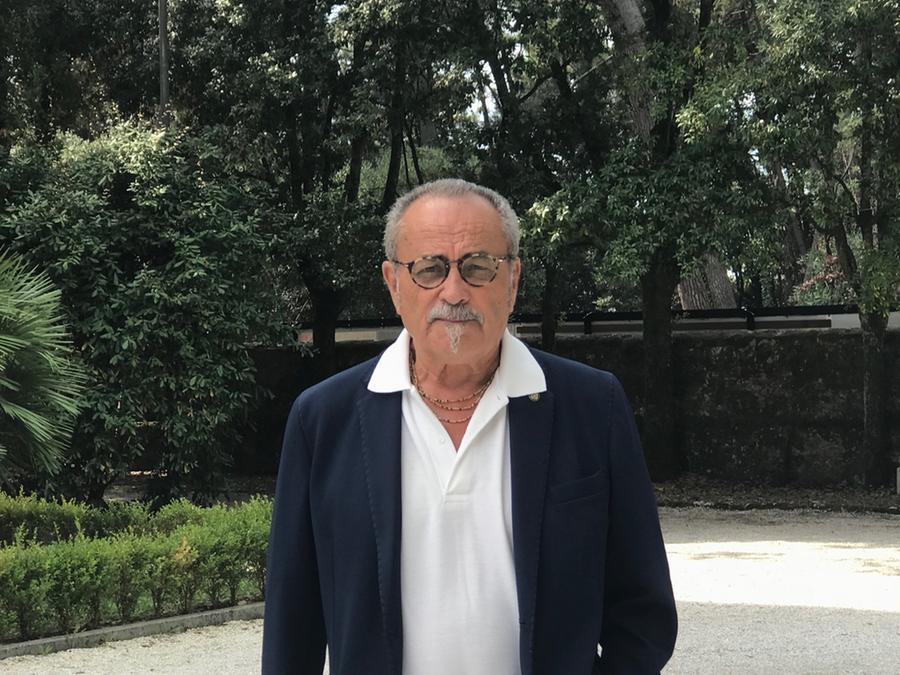 Il presidente della Versiliana accusato di una frase sessista. Lui smentisce: «Ho detto solo che gli uomini non sono tutti mostri»