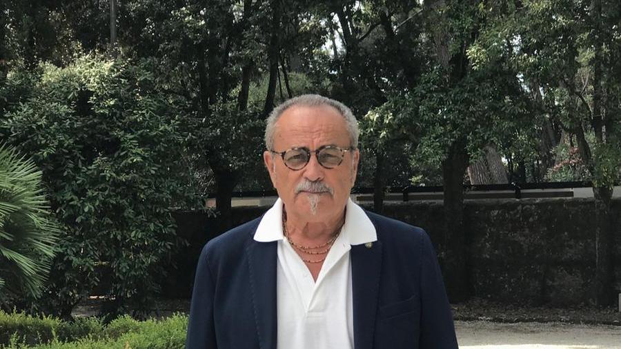 Il presidente della Versiliana accusato di una frase sessista. Lui smentisce: «Ho detto solo che gli uomini non sono tutti mostri»