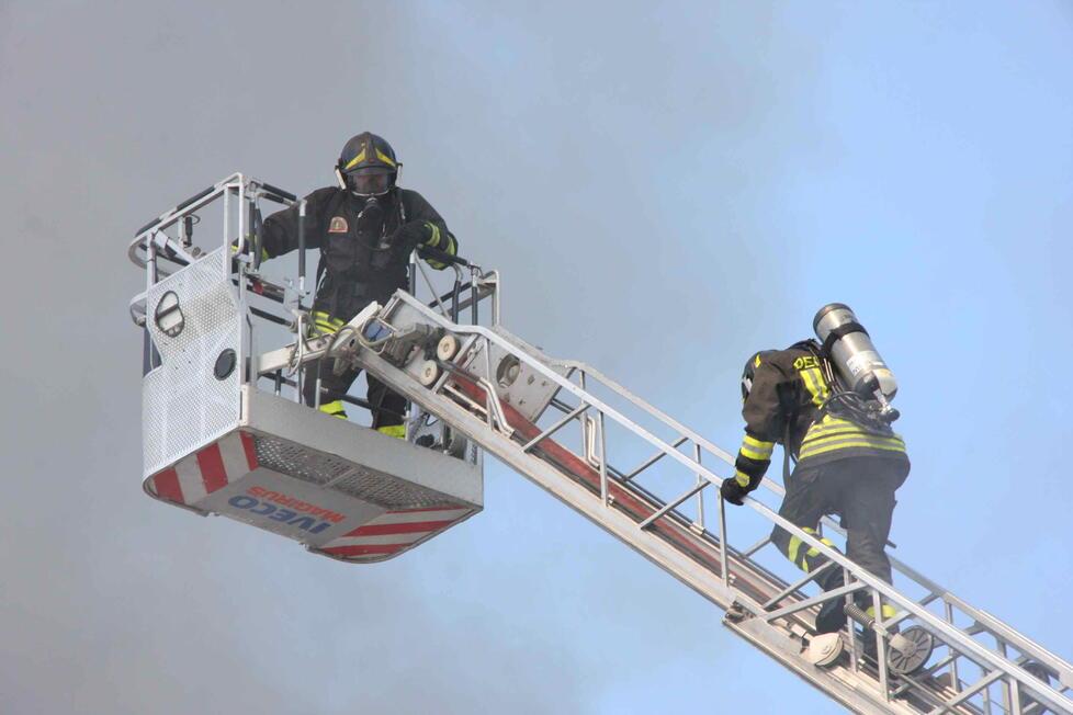 Prato, incendio in una palazzina: famiglie evacuate e tre persone finiscono in ospedale