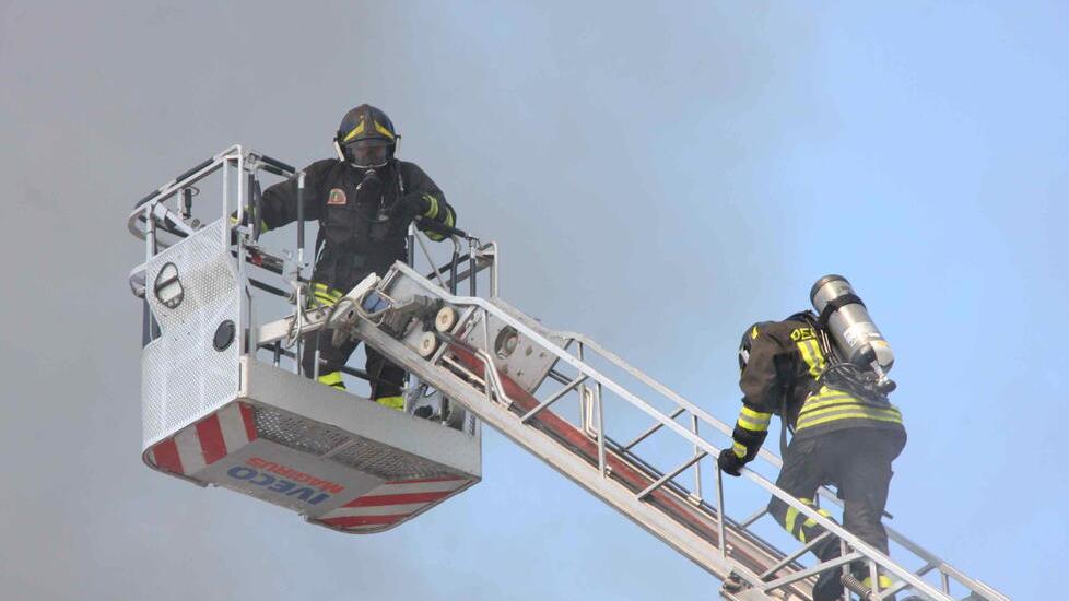 Prato, incendio in una palazzina: famiglie evacuate e tre persone finiscono in ospedale