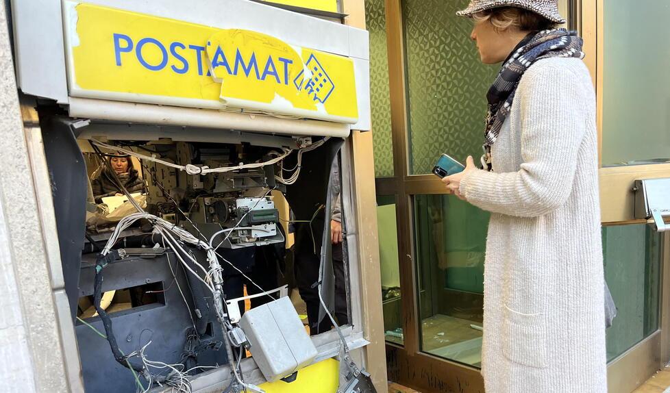 Il postamat assaltato intorno all’1,30 della notte tra venerdì e sabato in via Costanza (Foto di Franco Silvi)