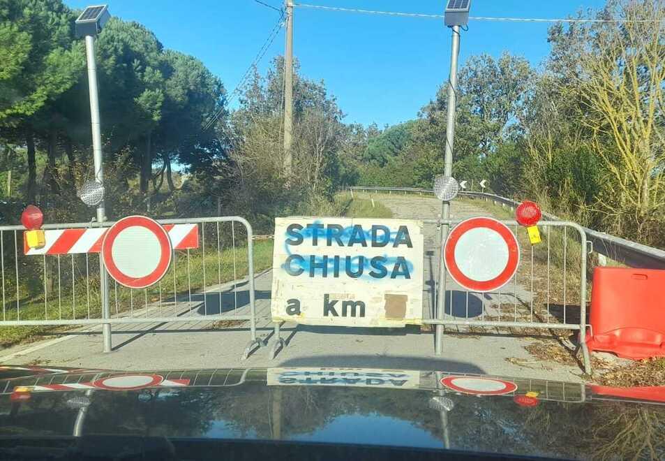 Il segnale di chiusura  del ponte dei Mortellini