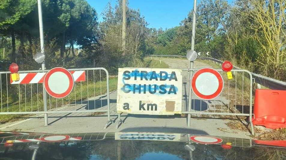 Il segnale di chiusura del ponte dei Mortellini