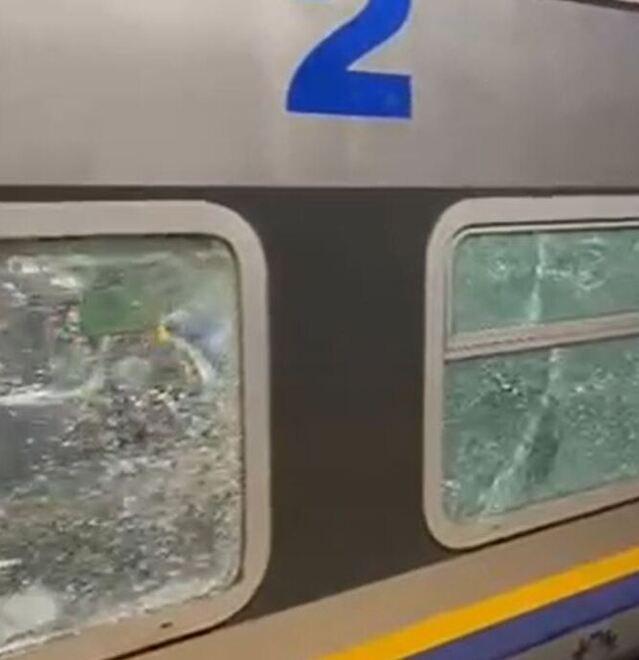 Lucca, assalto vandalico a Trenitalia: spaccati oltre cento finestrini – Video