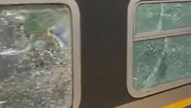 Lucca, assalto vandalico a Trenitalia: spaccati oltre cento finestrini – Video