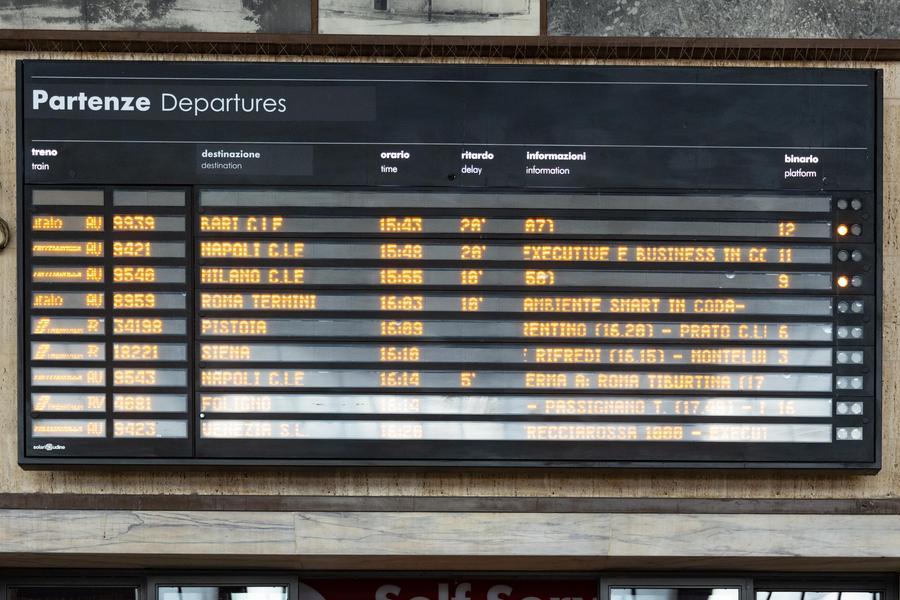 Persona sui binari a Firenze Santa Maria Novella: circolazione ferroviaria ferma e ritardi