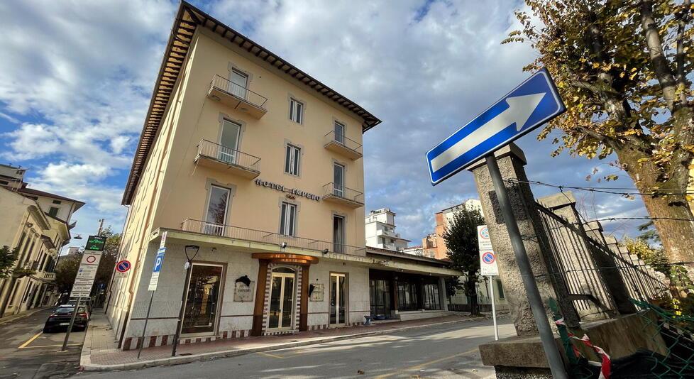 L’ex hotel Impero in viale Bicchierai teatro nei giorni scorsi di una tentata violenza (foto Nucci)