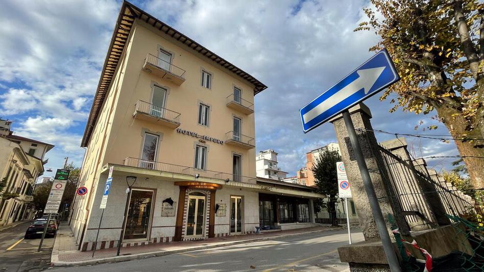 L’ex hotel Impero in viale Bicchierai teatro nei giorni scorsi di una tentata violenza (foto Nucci)