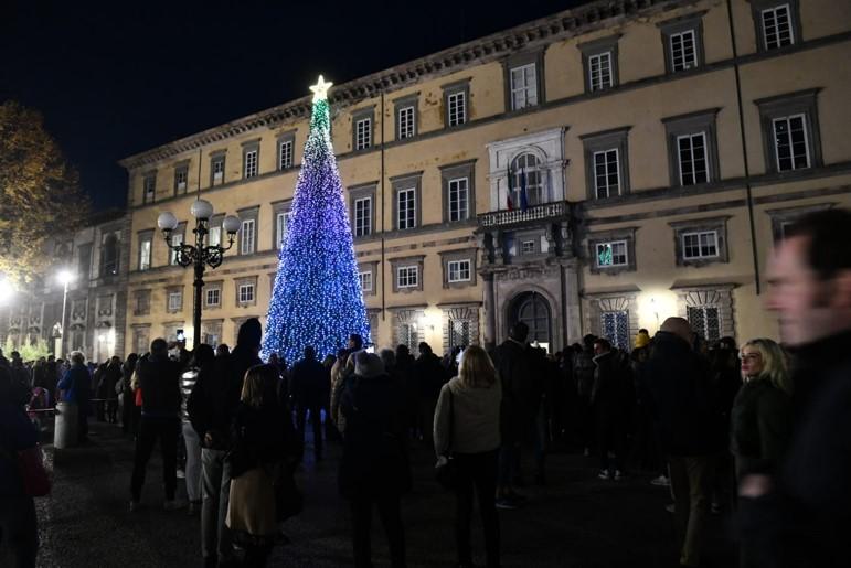 Il simbolo. L’albero di Natale in piazza Napoleone è alto 14 metri (foto Fiorenzo Sernacchioli)