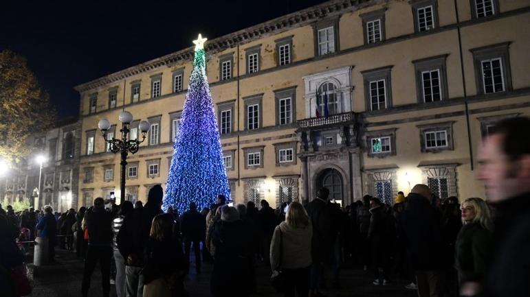Il simbolo. L’albero di Natale in piazza Napoleone è alto 14 metri (foto Fiorenzo Sernacchioli)