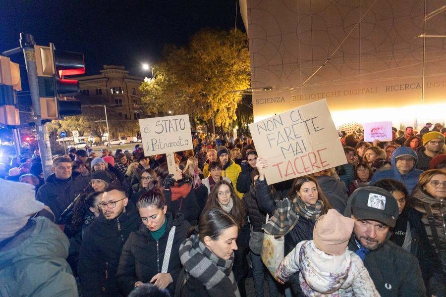 Modena. «Diamo voce a chi non ce l’ha»: slogan e canti contro la
