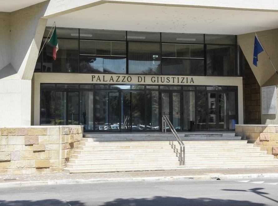 Il tribunale di Grosseto, dove il gip Marco Mezzaluna ha disposto che il pm formuli l’imputazione coatta per due indagati, riguardo a un video sul caso dei mufloni abbattuti all’isola del Giglio