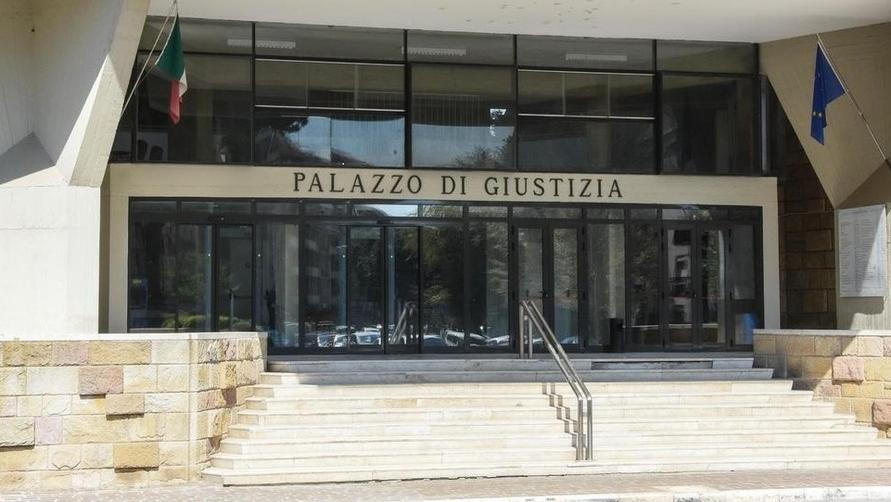 Il tribunale di Grosseto, dove il gip Marco Mezzaluna ha disposto che il pm formuli l’imputazione coatta per due indagati, riguardo a un video sul caso dei mufloni abbattuti all’isola del Giglio