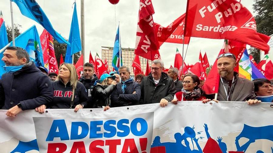 Due chilometri di corteo a Cagliari per dire no ai tagli su sanità, pensioni e riforma fiscale