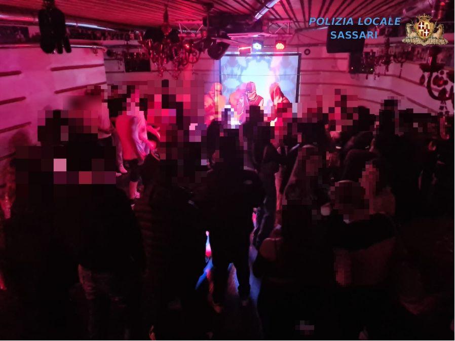 Sassari, agenti in borghese nella discoteca abusiva: chiusa durante la festa