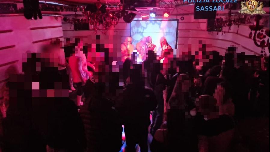 Sassari, agenti in borghese nella discoteca abusiva: chiusa durante la festa