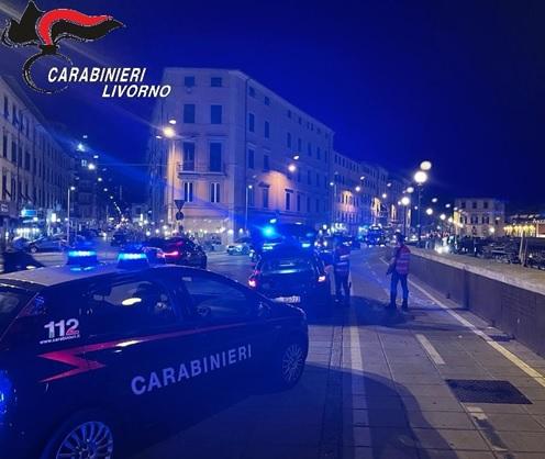 Livorno, dà in escandescenze al bar poi minaccia i carabinieri: denunciato