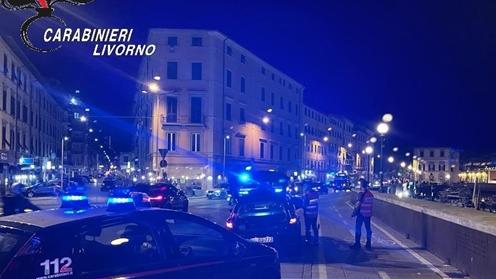 Livorno, dà in escandescenze al bar poi minaccia i carabinieri: denunciato