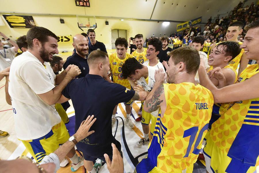 I gialloblù festeggiano dopo una vittoria (foto di Paolo Barlettani)