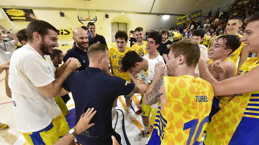 I gialloblù festeggiano dopo una vittoria (foto di Paolo Barlettani)