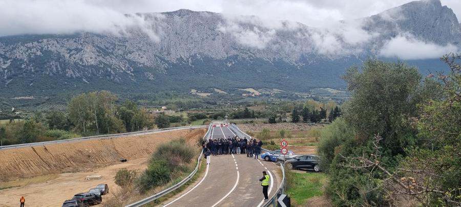 
	Il ponte di Olo&egrave; oggi 27 novembre viene finalmente riaperto <em>(foto Massimo Locci)</em>


