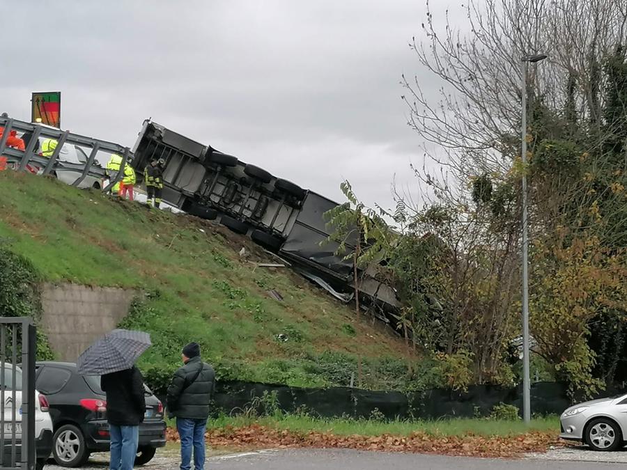 
	Il camion precipitato

