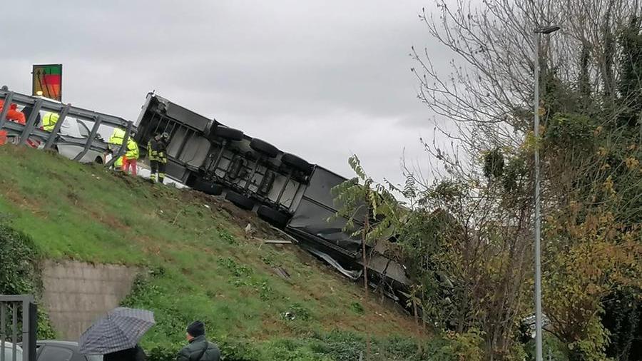 Il camion precipitato