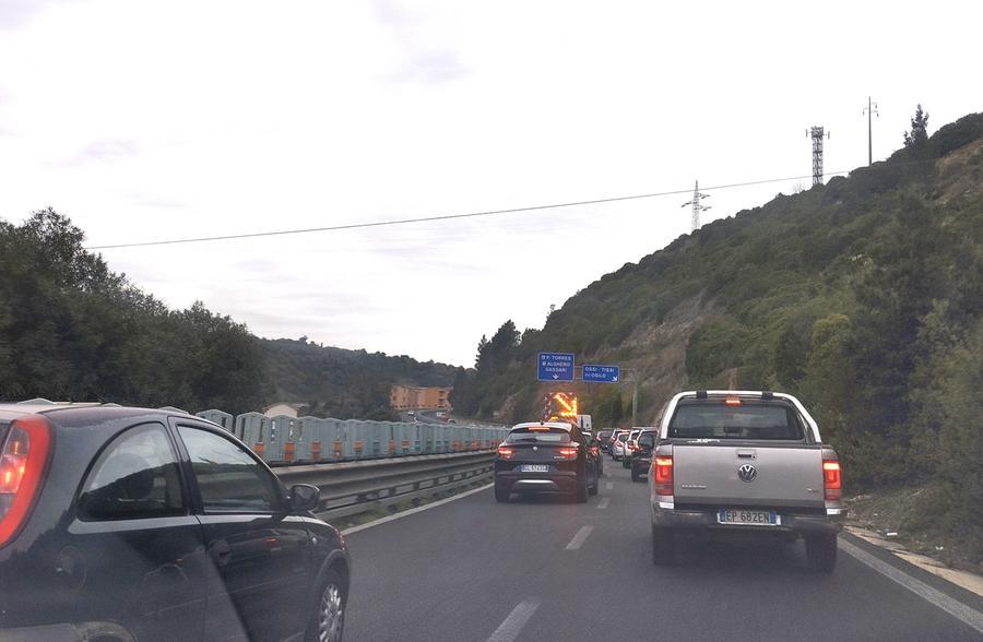 Sassari, camion in avaria sulla 131. Lunghe code alle porte della città