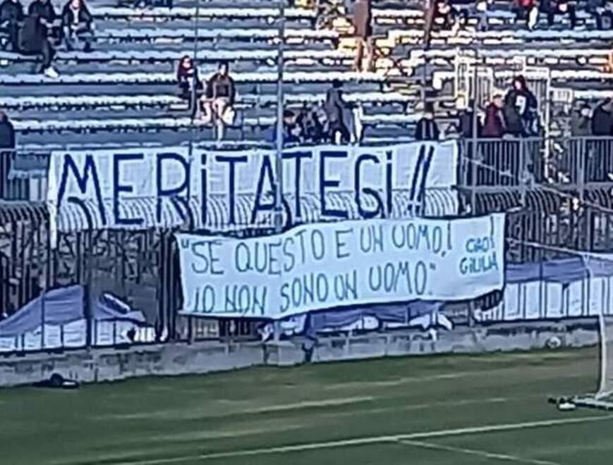 Lo striscione esposto dai tifosi pratesi con su scritto “meritateci”