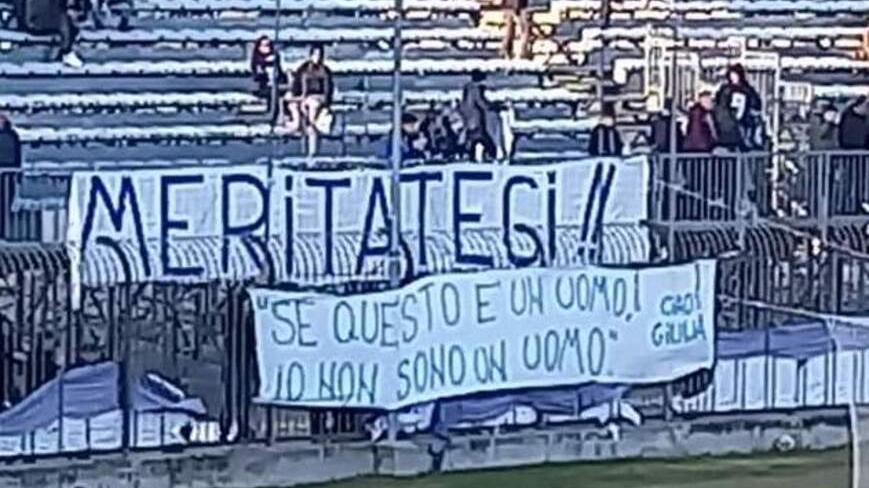 Lo striscione esposto dai tifosi pratesi con su scritto “meritateci”
