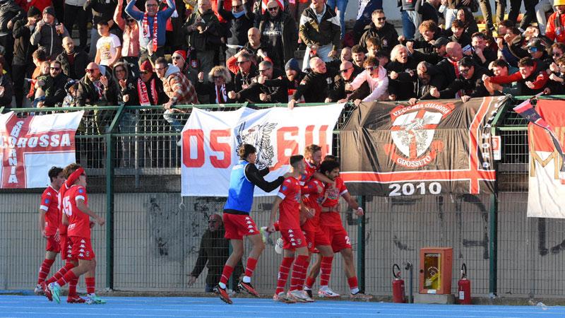 
	La squadra raccoglie gli applausi della curva nord (foto Agenzia Bf)

