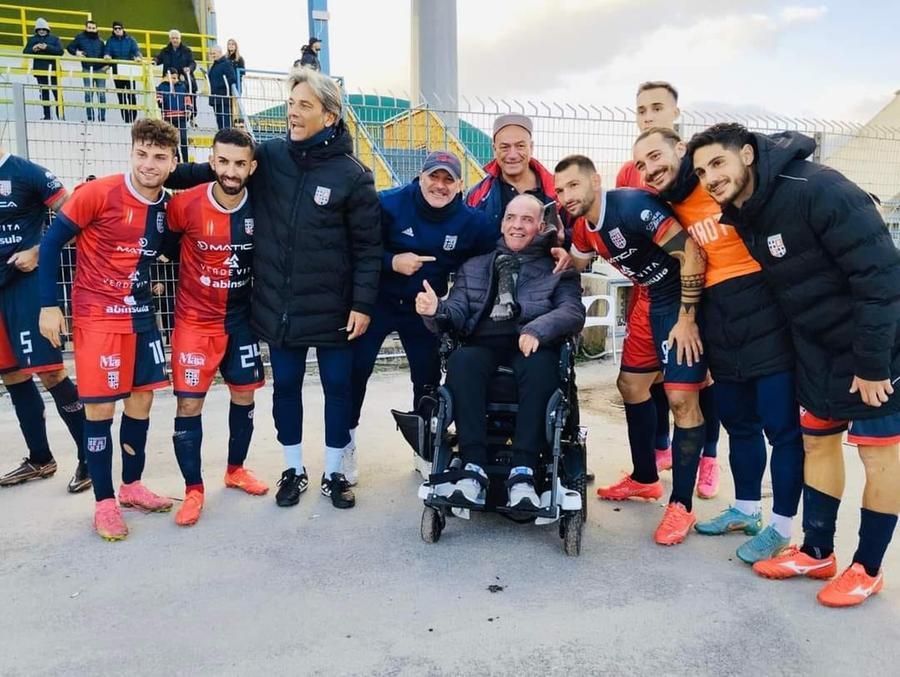 
	Piero Delogu circondato dai giocatori della Torres

