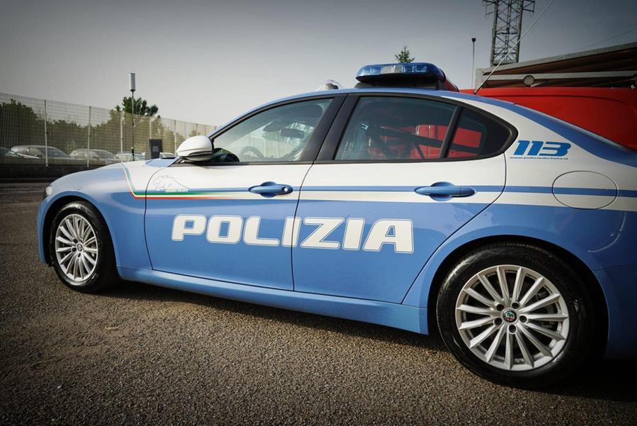 Vede un giovane alla guida del monopattino che gli hanno rubato e chiama la polizia