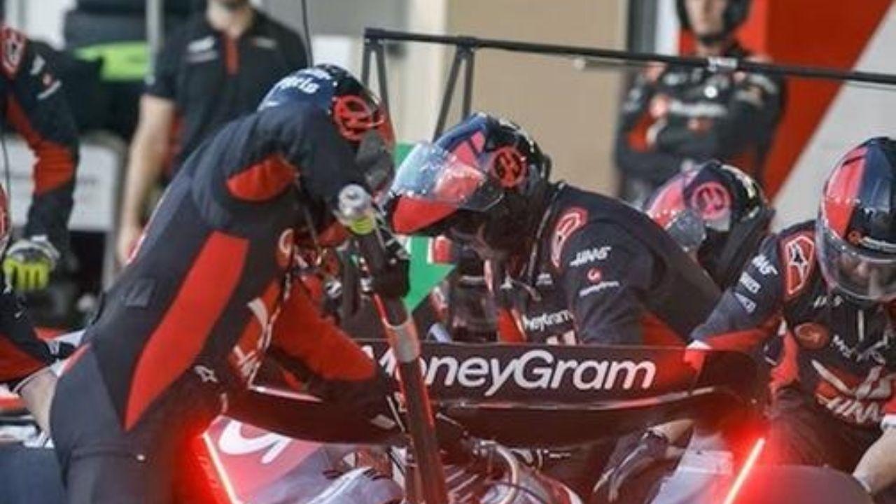 Un pit stop durante il Gran premio di Abu Dhabi in cui secondo la Fia i tecnici non hanno indossato correttamente le visiere protettive