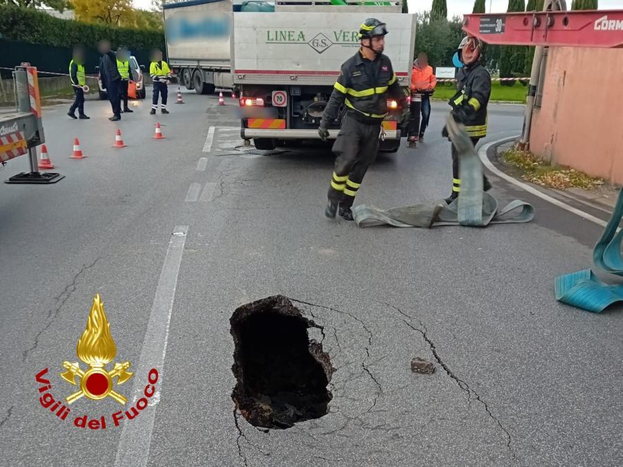 Si apre una voragine sulla strada, camion resta incastrato